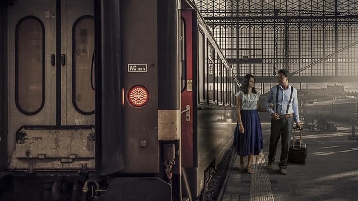 Una pareja, en una estación de tren.