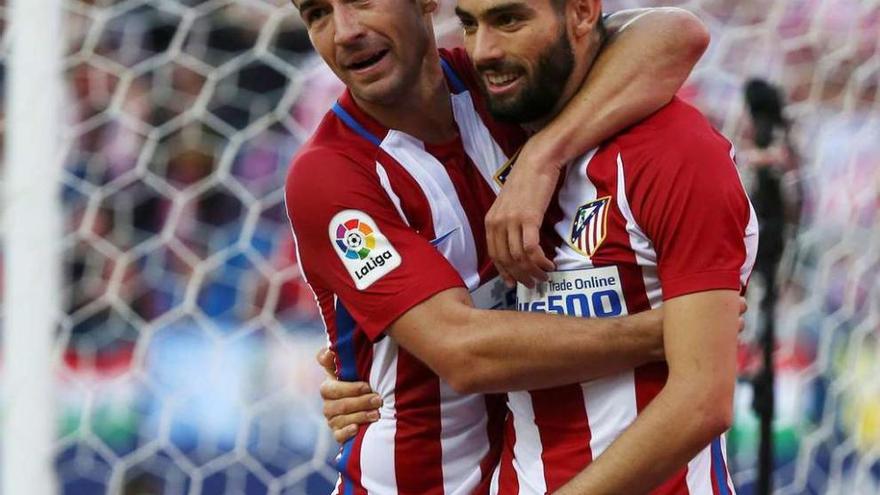 Yannick Carrasco celebra su segundo gol al Granada con Gabi, el capitán del Atlético. // Reuters