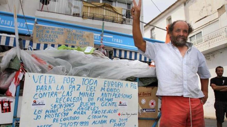 Joel Buton tiene 52 años y viaja con un carro para guardar sus enseres y las firmas que recoge.