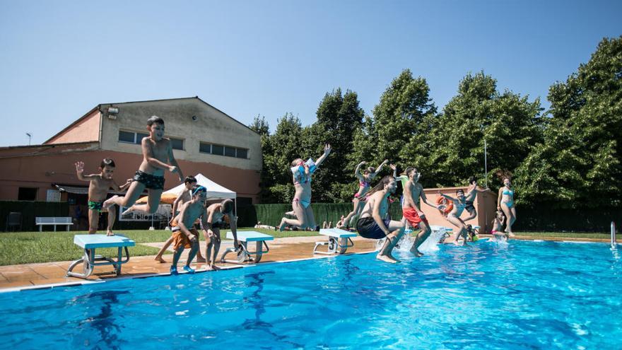 Activitat de piscina a Santa Coloma de Farners