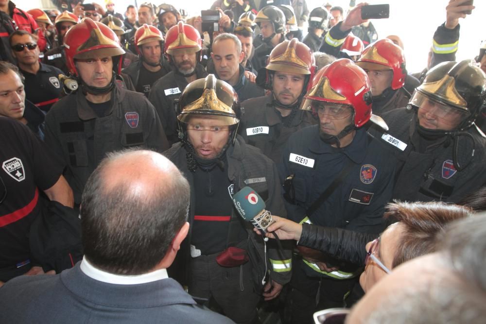 Protesta de los bomberos en la Asamblea Regional