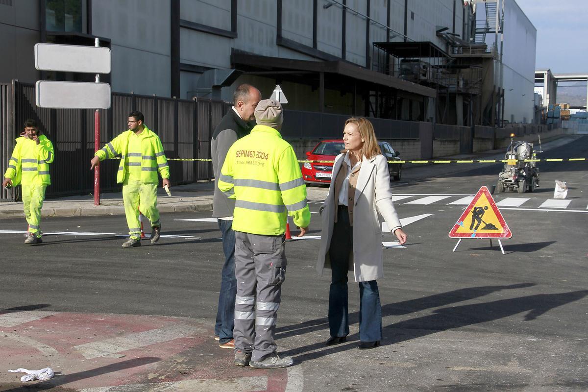 Obras de asfaltado en el polígono industrial .