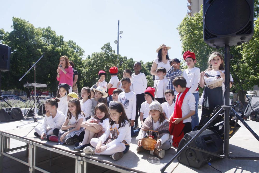 Uns 300 infants fan de paradistes per un dia al Mercat del Lleó