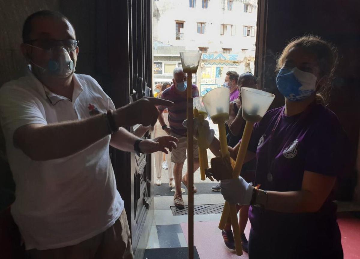 La pandemia no frena la pasión por el Cristo. A pesar de que la Covid-19 ha impedido, por primera vez en la historia, la celebración de la multitudinaria procesión, centenares de fieles recorren desde ayer las calles de la ciudad y el Casco Vello para rendirle homenaje.