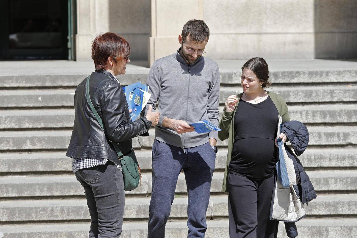 Repartiment de díctics a l'hospital aquest dijous al migdia.
