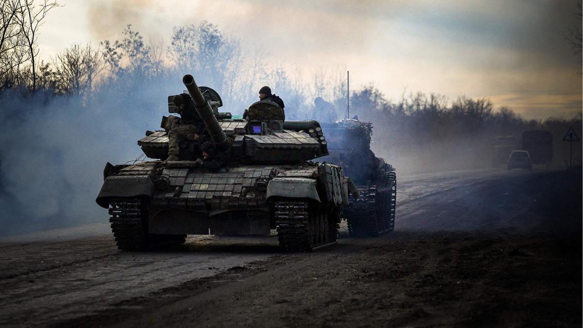 Un tanque ucraniano circula por una carretera cerca de Bakhmut, en la región de Donetsk