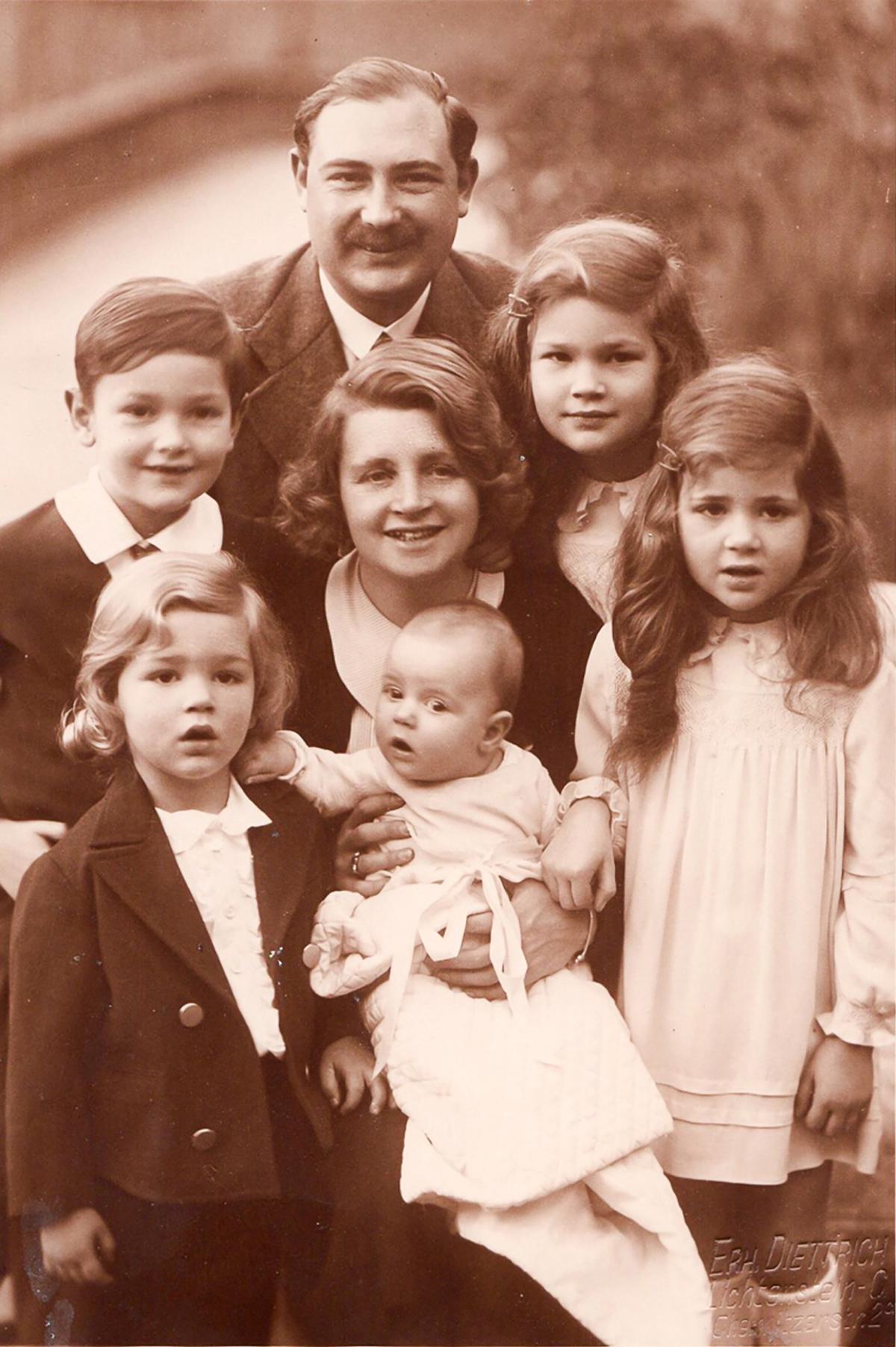 El pequeño Rudi, a la izquierda, con sus padres y sus hermanos, poco después del nacimiento de su hermana Assunta.