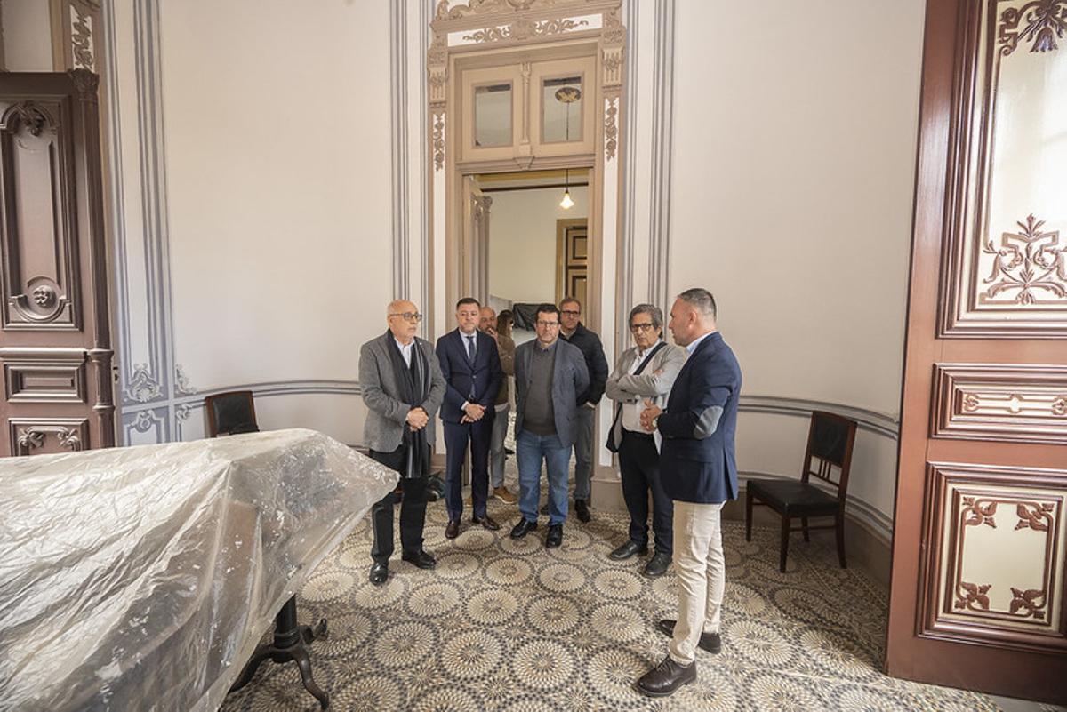 Por la izquierda, el presidente del Cabildo de Gran Canaria, Antonio Morales, el consejero Teodoro Sosa, el alcalde de Arucas Juan Jesús Facundo y el presidente de la Herdad, Yeray Hernández, en la visita de las obras de rehabilitación.