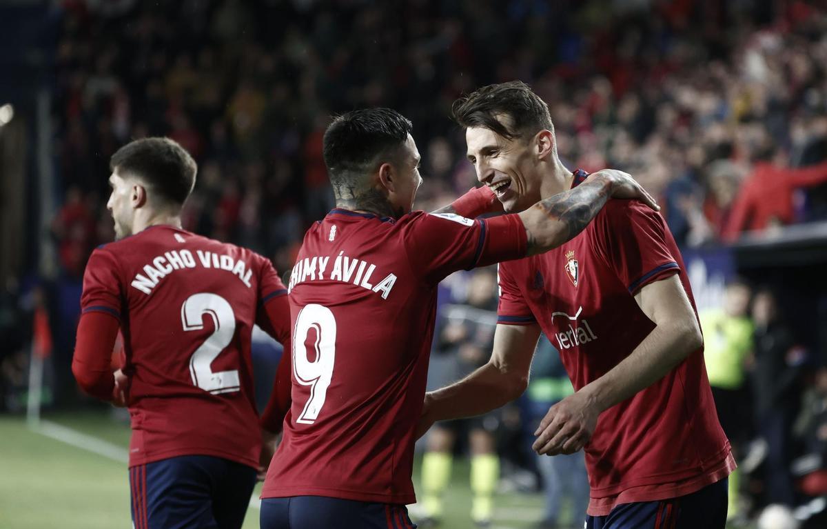 Los jugadores de Osasuna, el argentino Chimy Ávila (i) y el croata Ante Budimir, celebran el primer gol del equipo navarro durante el encuentro correspondiente a la jornada 33 de primera división frente al Real Madrid en el estadio del Sadar, en Pamplona. EFE / Jesús Diges.