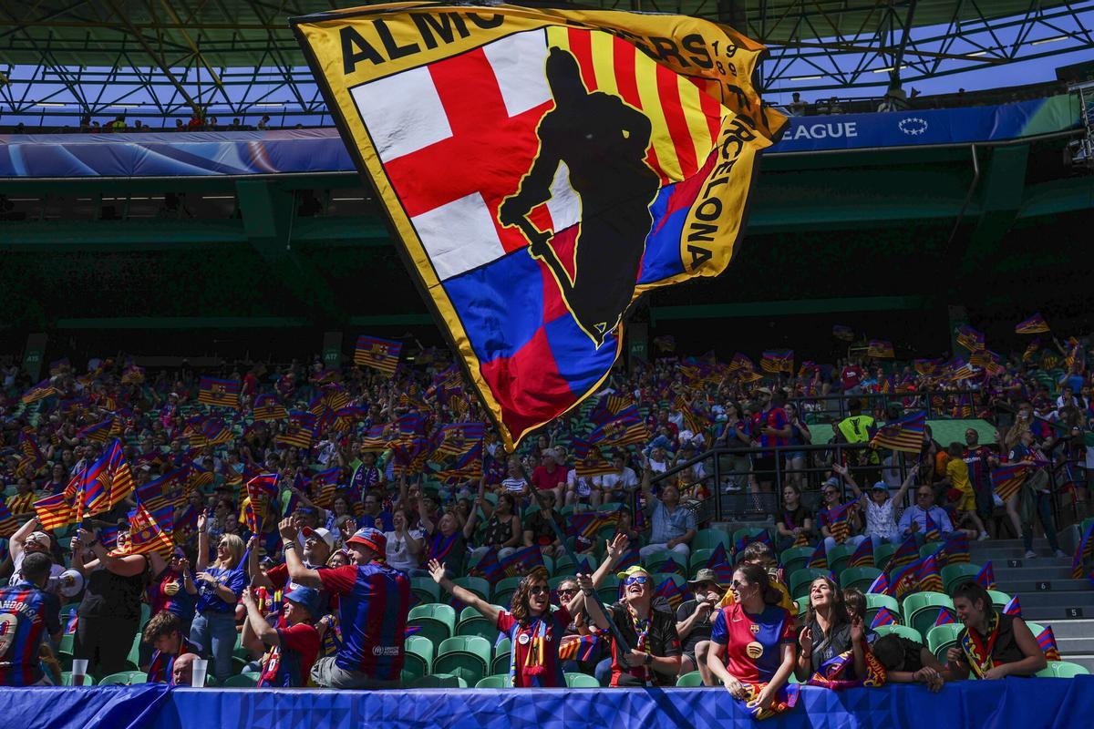 LISBON (Portugal), 24/05/2025.- Barcelona fans cheer prior prior to the UEFA Women's Champions League final between Arsenal and Barcelona at the Jose Alvalade Stadium in Lisbon, Portugal, 24th of May 2025. (Liga de Campeones, Lisboa) EFE/EPA/JOSE SENA GOULAO. arsenalfemenino . barçafemenino. liga campeones femenina 2024/2025 arsenalfemenino . barçafemenino. final. accion. jose alvalade