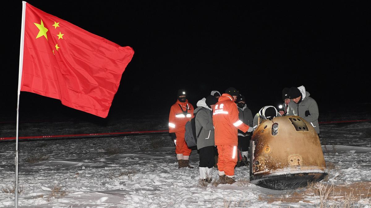 Un grupo de investigadores rescata la cápsula lunar Chang'e-5 tras su regreso a la Tierra en Mongolia, el pasado diciembre.