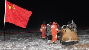 Un grupo de investigadores rescata la cápsula lunar Chang’e-5 tras su regreso a la Tierra en Mongolia, el pasado diciembre.