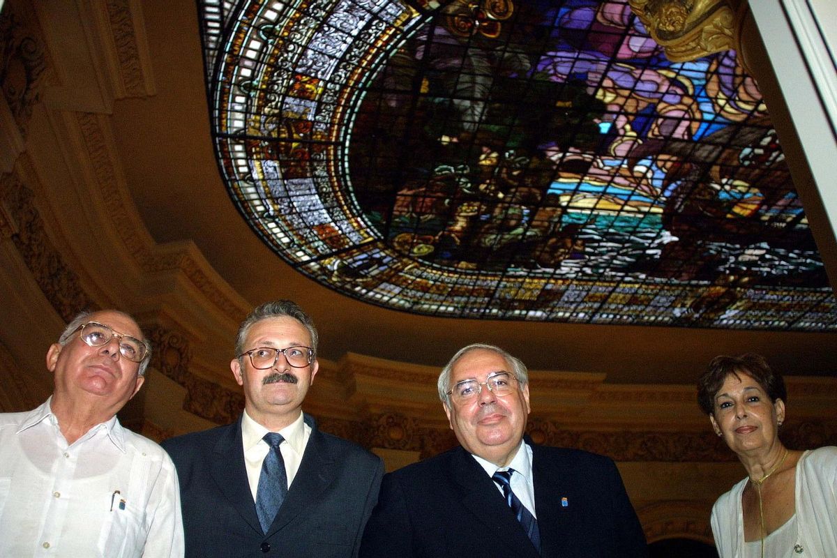Trevin, en un viaje a Cuba, al lado de Tini Areces
