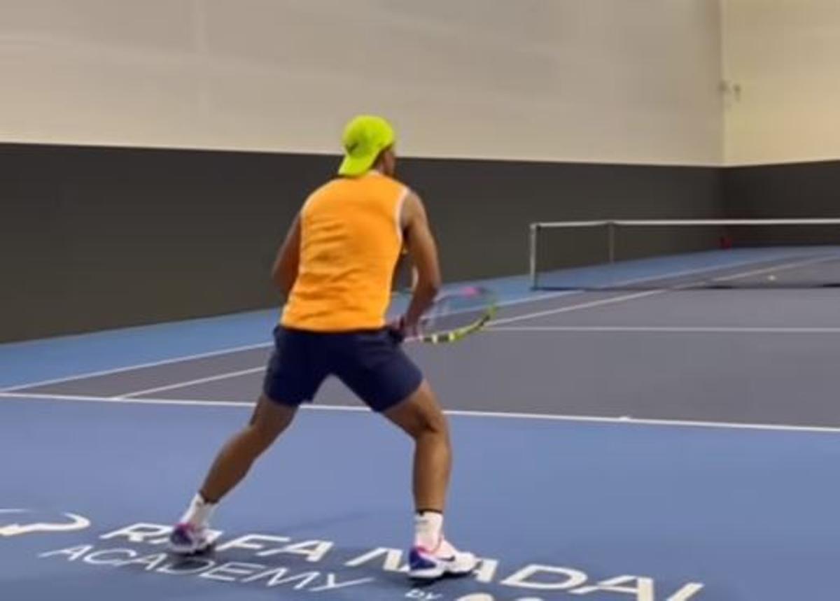 Rafa Nadal entrena en las pistas rápidas cubiertas de su Academia de Manacor