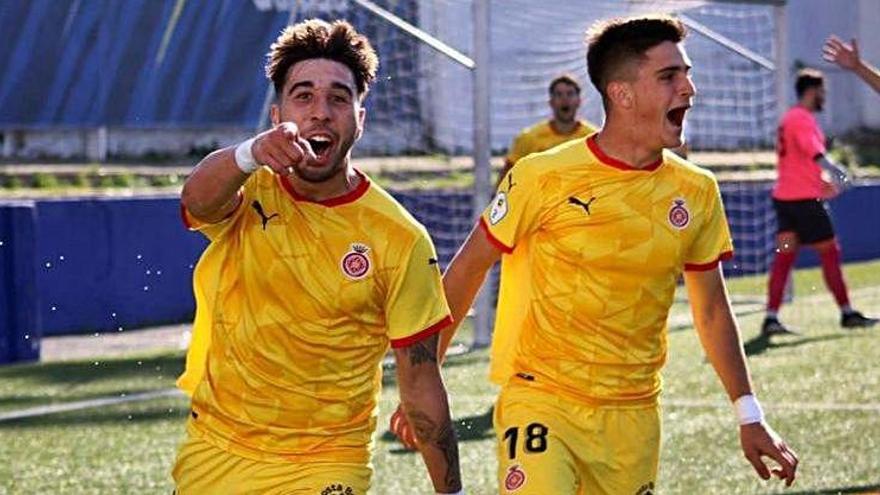 Monjonell i Pau Víctor celebrant el primer gol.