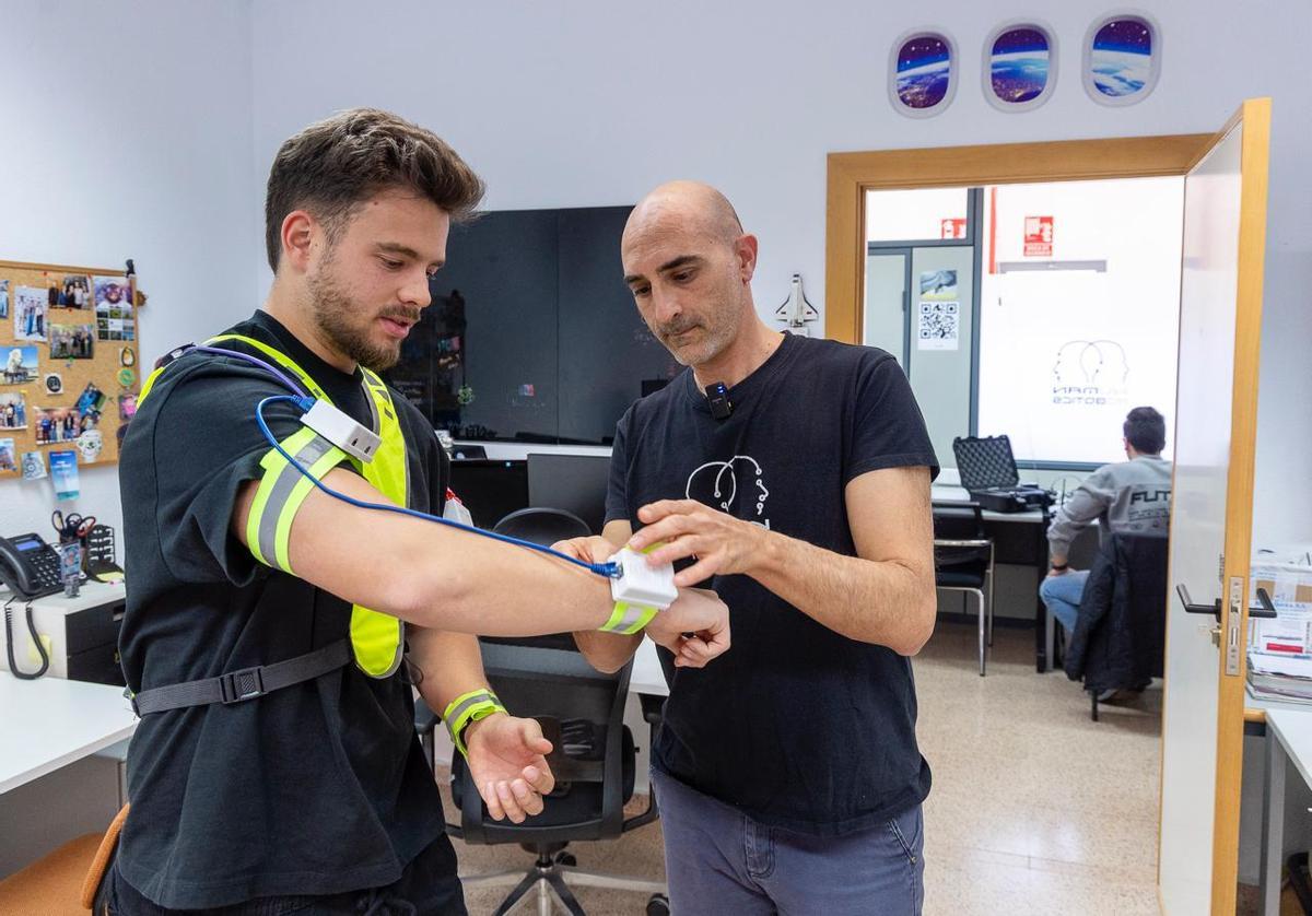 El dispositivo tiene sensores para poder rehabilitar el brazo.