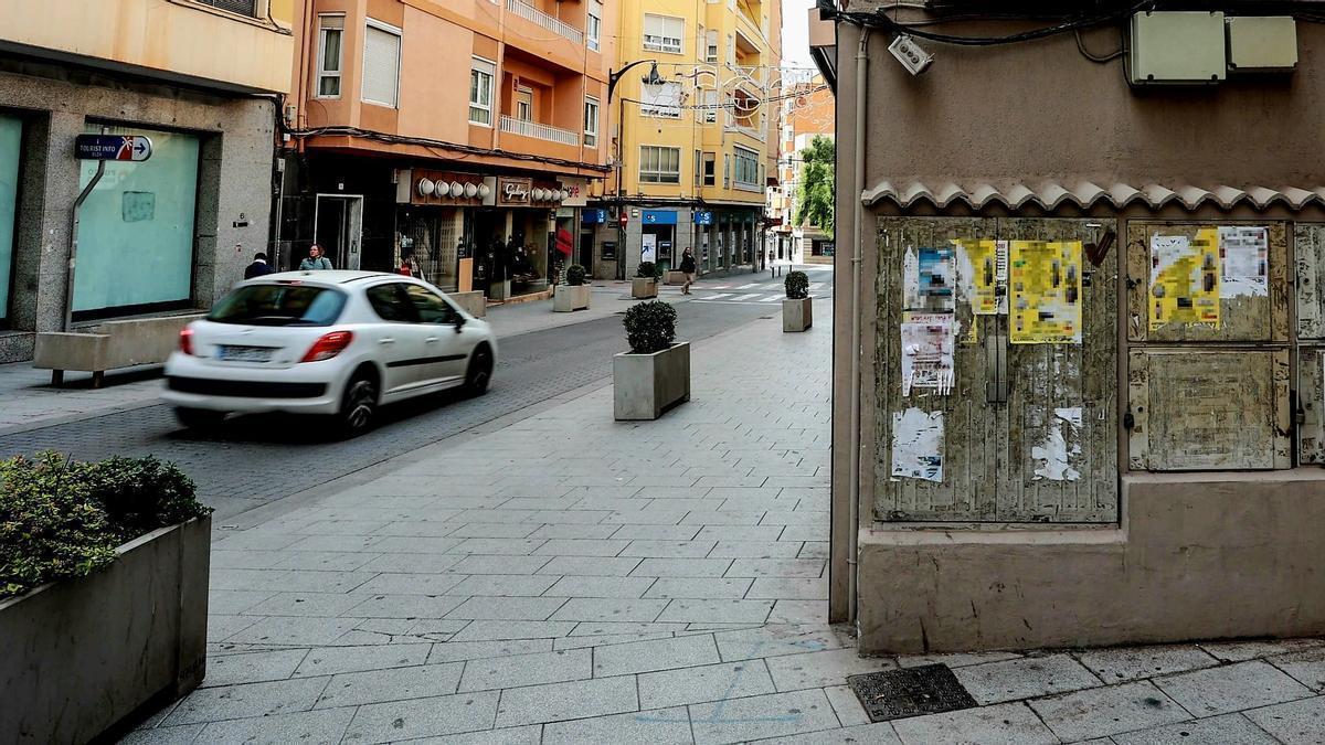 Carteles pegados en una espacio público de Elda