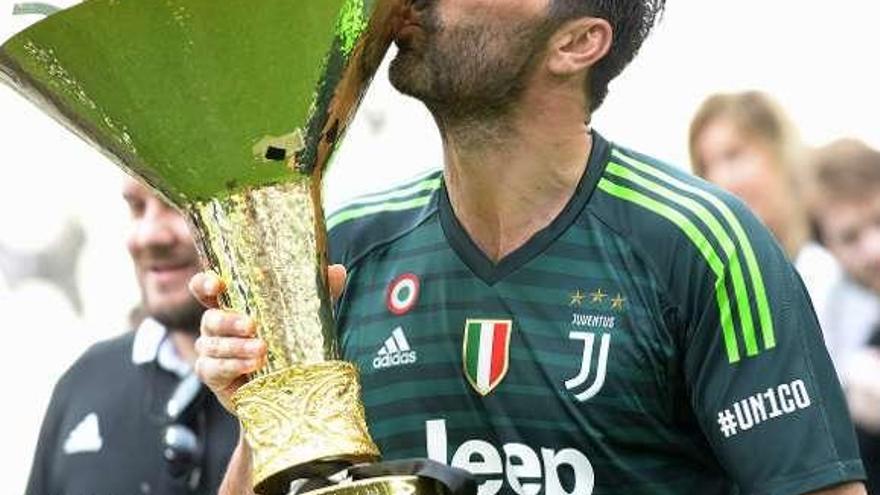 Buffon besa la copa que recibió como campeón de la Serie A.