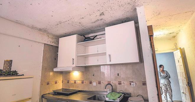 Fotos | Humedad en ocho pisos de Cala Major: «Se nos caen trozos de pared»