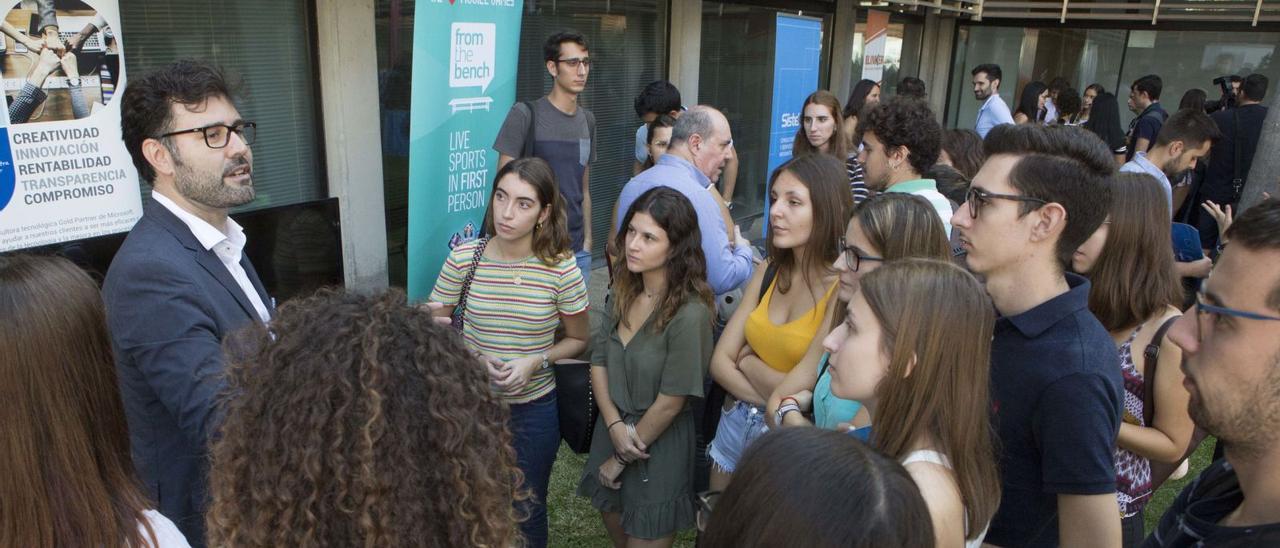 Encuentro de alumnos y representantes de empresas para potenciar la oferta de prácticas y empleo entre los estudiantes de la Universidad de Alicante. | RAFA ARJONES