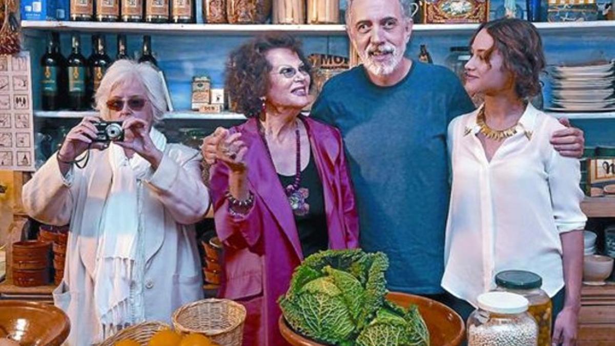 Chus Lampreave, Claudia Cardinale, Fernando Trueba y Aida Folch, ayer durante una pausa del rodaje en Batet de la Serra.