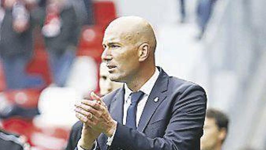 Zidane anima a sus jugadores durante el partido.