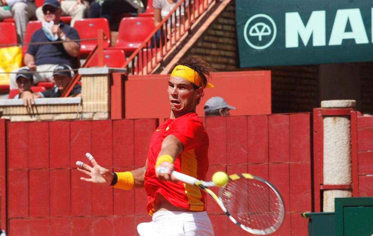 Rafa Nadal golpea una bola en Córdoba.