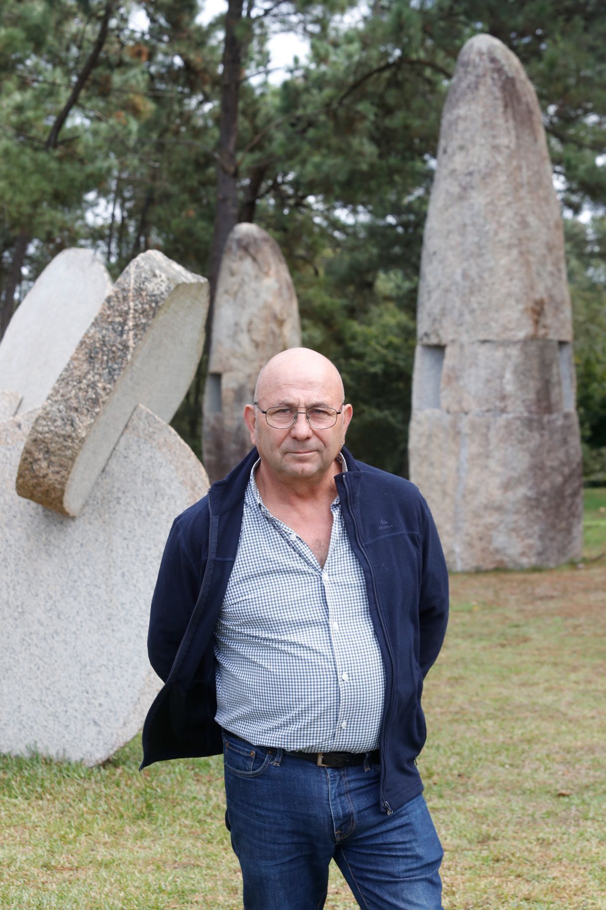 Manolo Paz, el escultor que penetra en la piedra