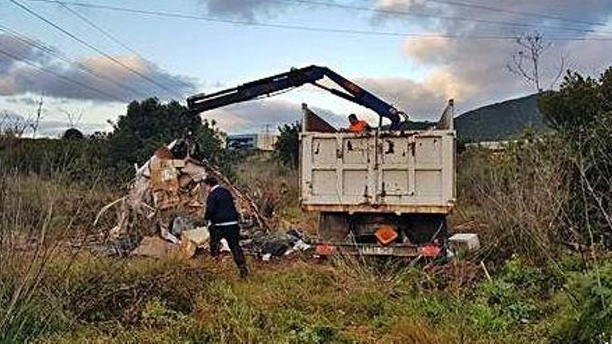 Operarios de Valoriza retiran basura de uno de los asentamientos desmantelados.