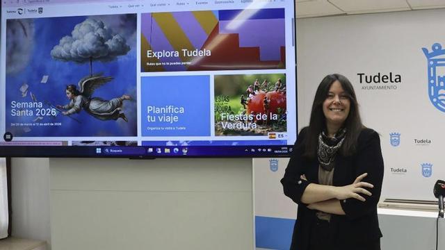 La concejala de Turismo, Irune García, presenta el nuevo portal.
