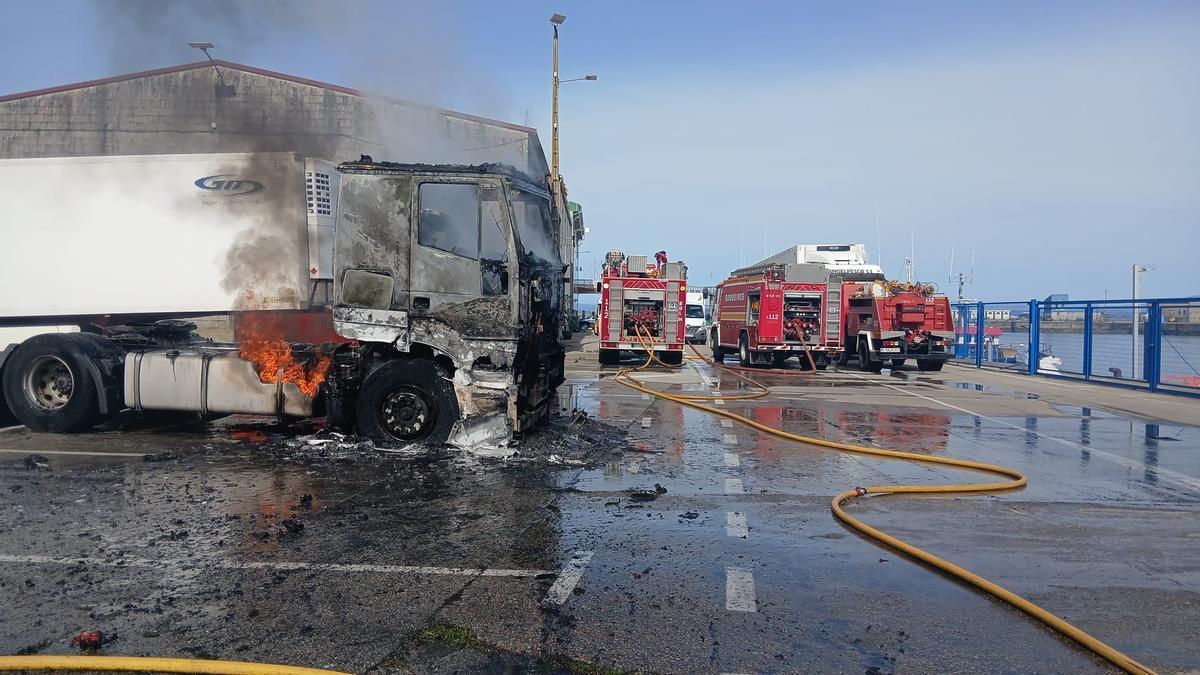 INCENDIO RIBEIRA | Arde en el puerto de Ribeira un camión okupado