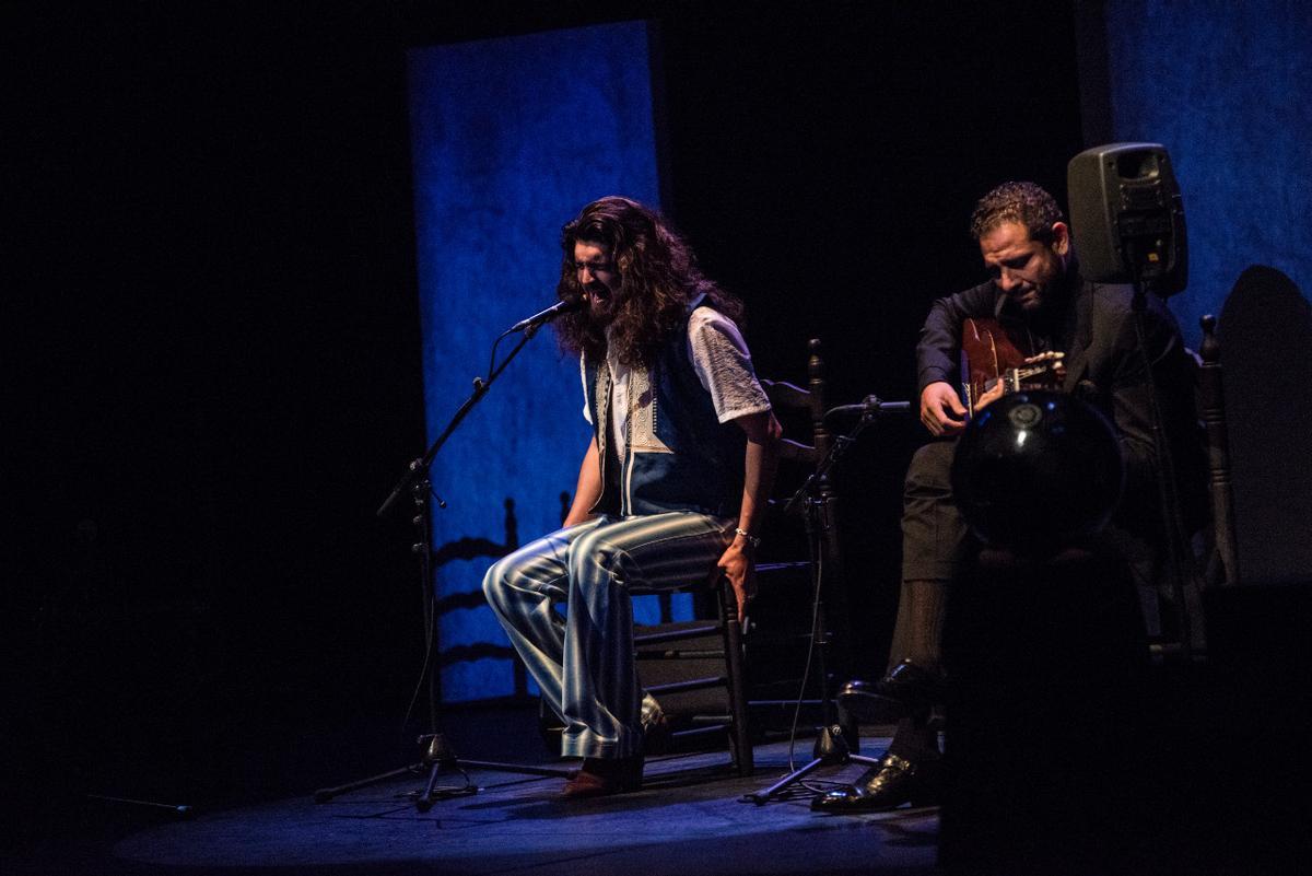 El cantaor Israel Fernánez y el guitarrista Diego del Morao, durante su recital ’Universo flamenco’, en el Teatro Cartuja Center CITE, el 17 de septiembre.