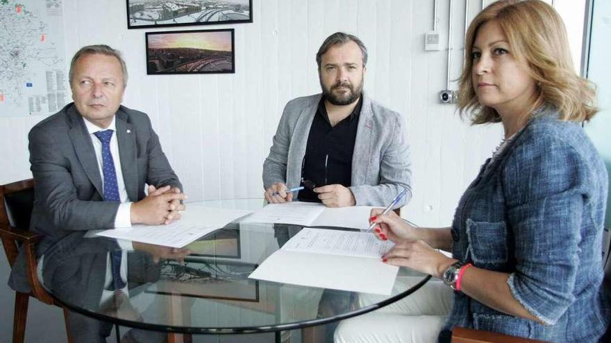 José Manuel Ruibal, Rafael Cuiña y Marité Cores firmaron ayer el convenio de colaboración. // Bernabé/Luismy