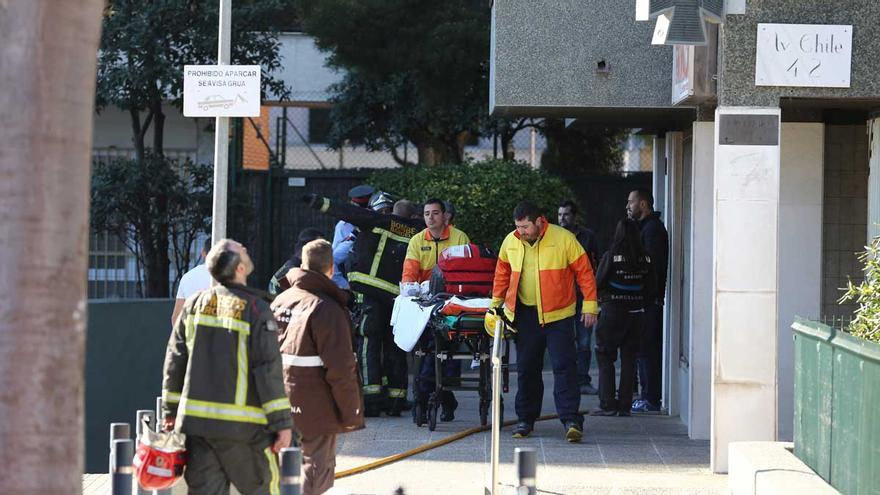 Los bomberos trabajan en el incendio del barrio de Les Corts, en Barcelona