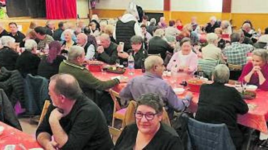 Fonollosa celebra el tradicional dinar de Nadal de les persones grans