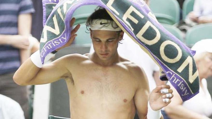 Rafa Nadal durante su primer partido en Wimbledon.