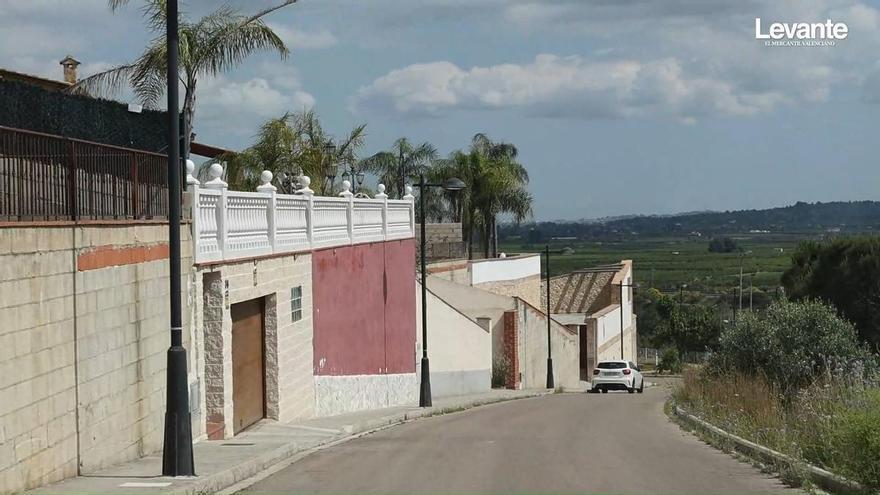 Cincuenta vecinos viven desde hace veinte años sin luz en una urbanización de l’Énova