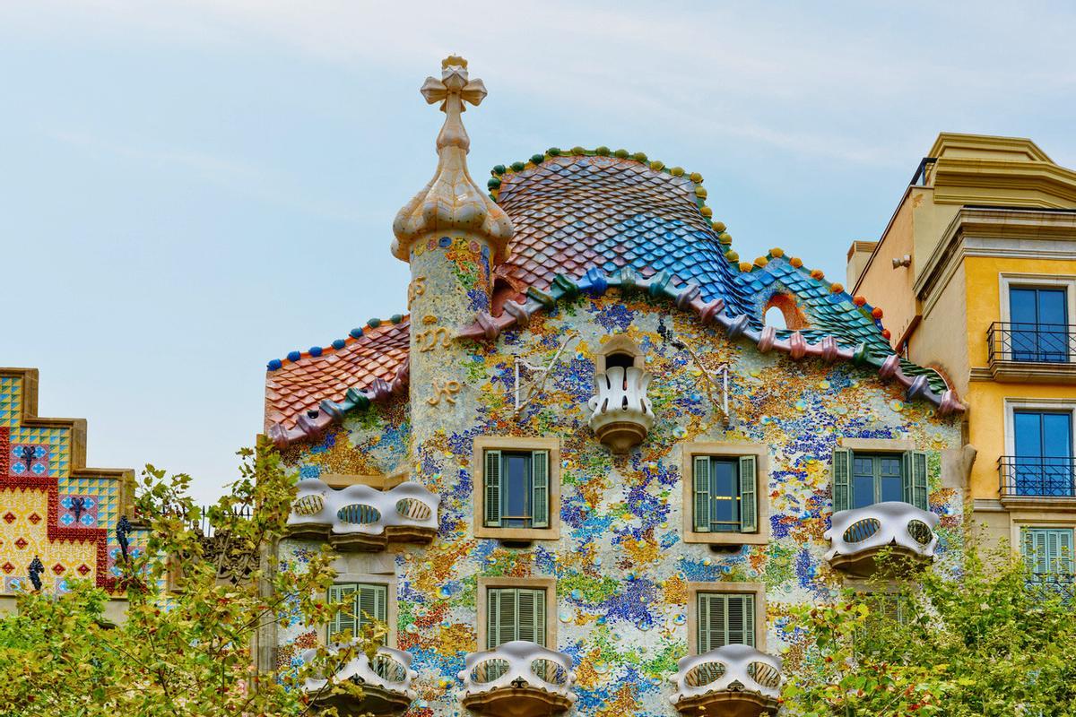 El techo de la Casa Batlló, popularmente llamado "el lomo del dragón"
