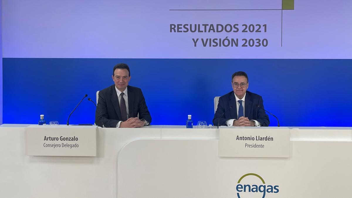 El consejero delegado de Enagás, Arturo Gonzalo, y el presidente de la compañía, Antonio Llardén.