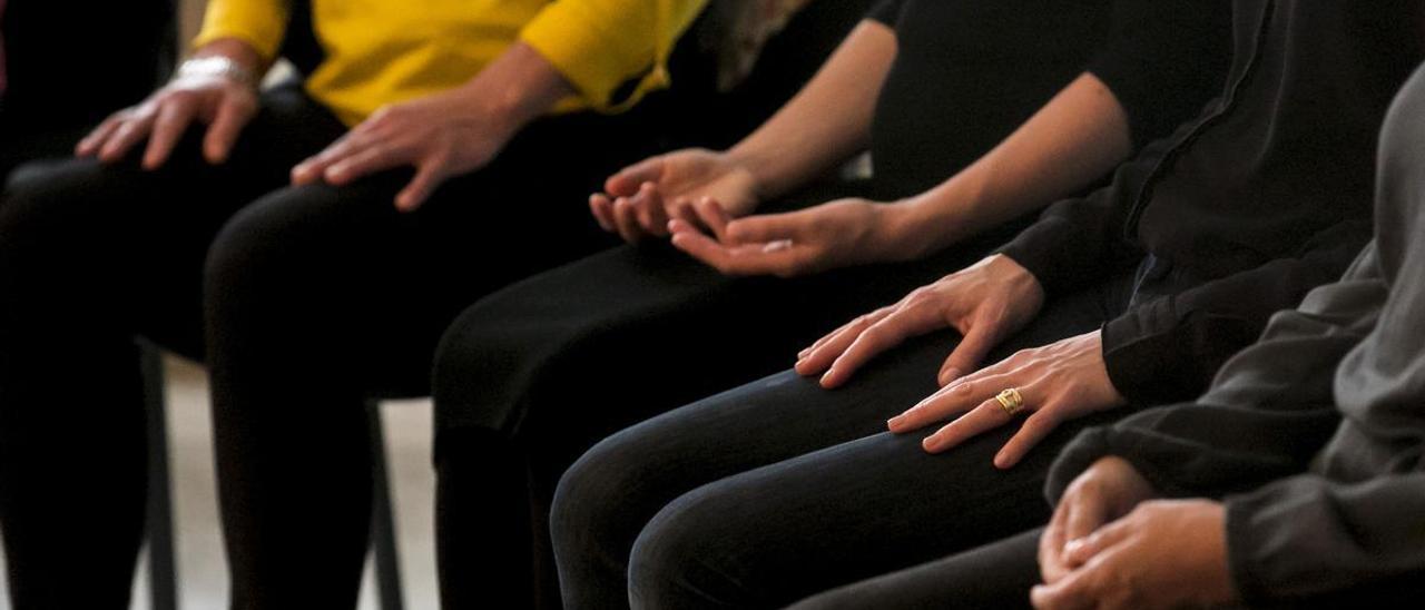 Varias personas realizan una sesión conjunta de mindfulness en Barcelona.