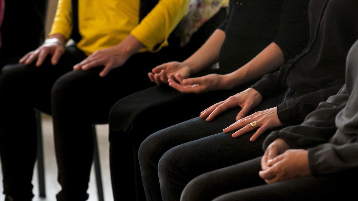 Varias personas realizan una sesión conjunta de mindfulness en Barcelona.
