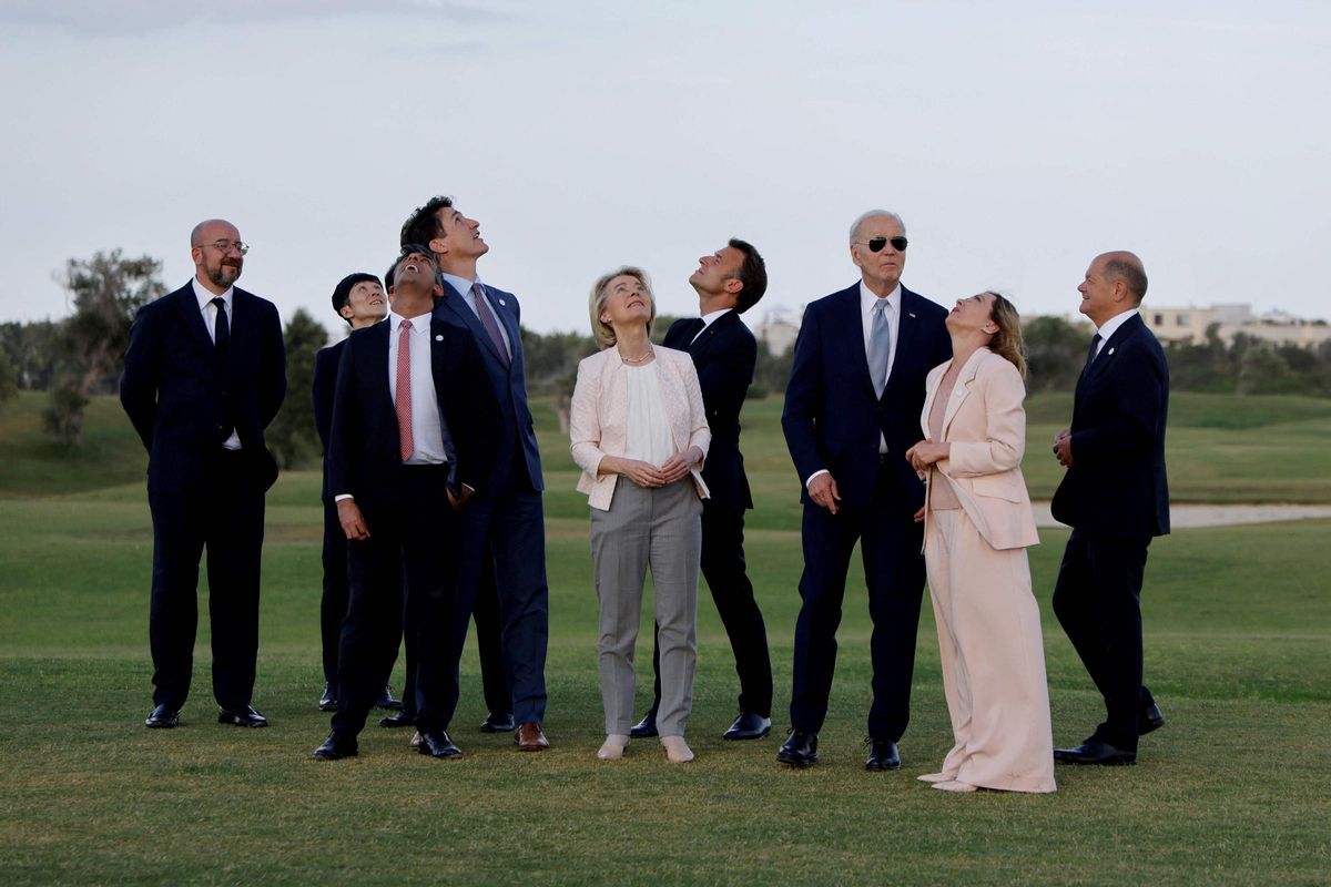 Los líderes del G7 miran al cielo durante una exhibición de paracaidistas en Borgo Egnazia. Los líderes del G7 miran al cielo durante una exhibición de paracaidistas en Borgo Egnazia.