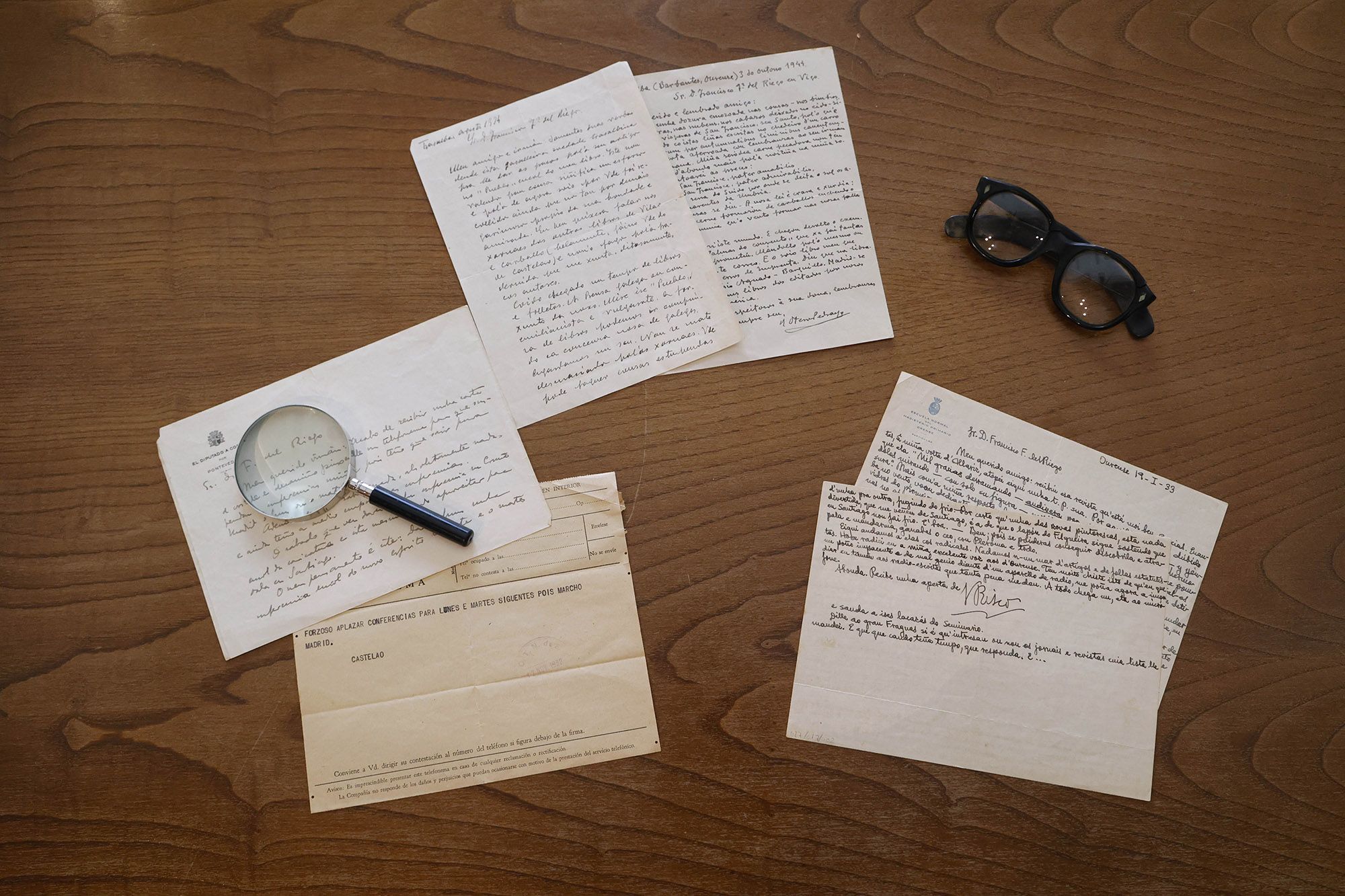 Junto a sus características gafas, cartas que le enviaron Vicente Risco, Castelao y Otero Pedrayo