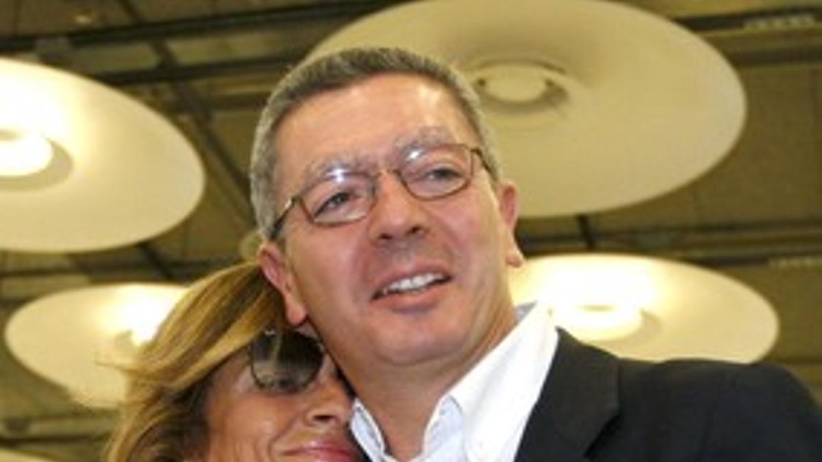Alberto Ruiz-Gallardón abraza a Ana Botella, en una imagen de archivo.