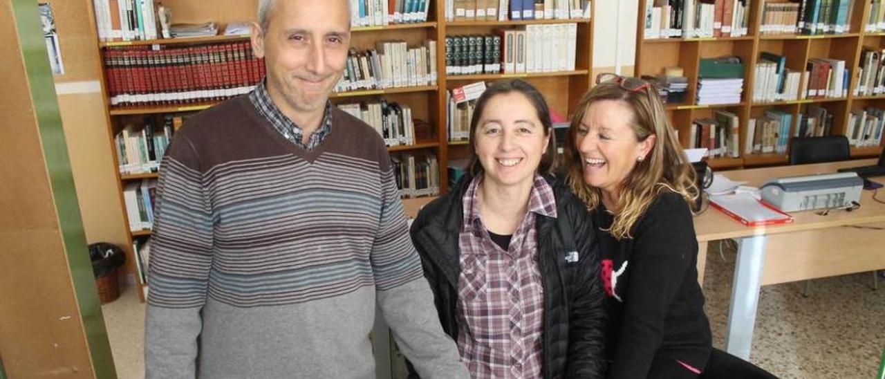 Los profesores Arturo Llamedo, Inmaculada López y Rosa Robles, en la biblioteca del instituto luarqués.