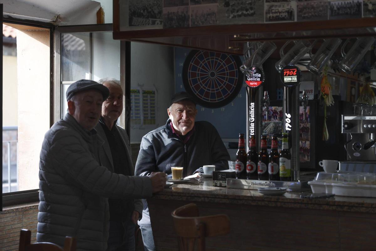 Tres clientes en el chigre de Guillén Lafuerza.