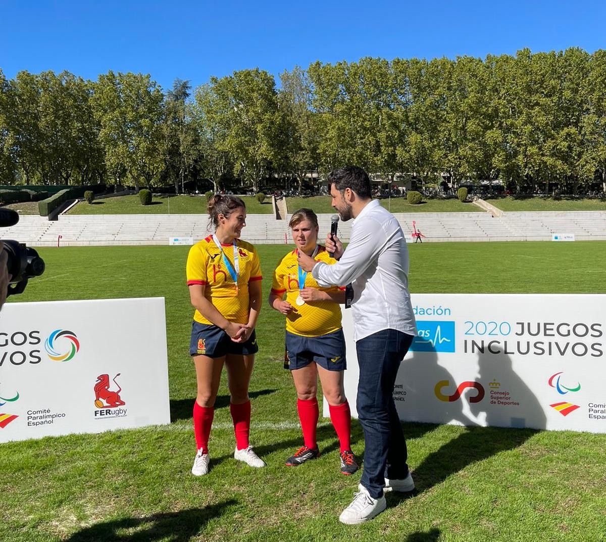 Tania Jiménez, junto a Ángela del Pan, entrevistada por Jaime Nava, ex-capitán del XV del León.