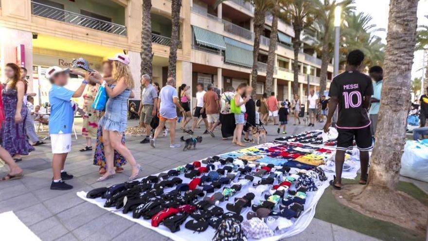 El paseo marítimo de Juan Aparicio se llena de productos sobre la calzada a diario.  | JOAQUÍN CARRIÓN