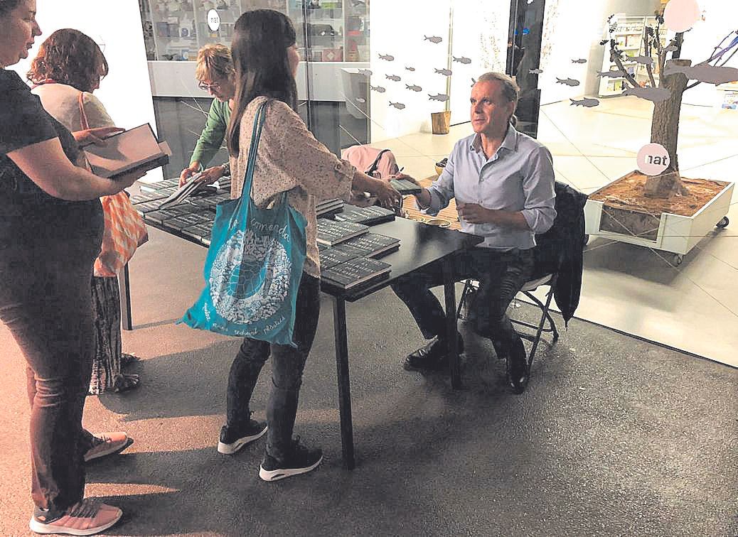 Enric Sala, firmando ejemplares de su libro en Barcelona después de recibir el Premio Nat 2022