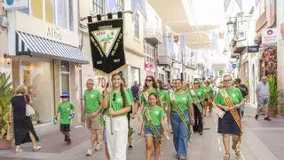 La “marea verde” de la UFECE toma  las calles del centro de Elche con el desfile de unos 300 festeros, reinas y damas de las comisiones del campo